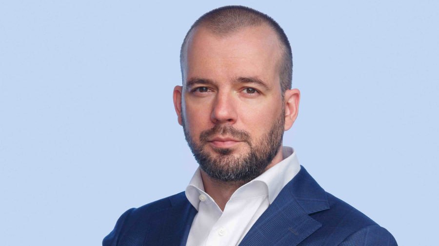 Назначен новый исполнительный директор Capital Group  Должность занял Петр Исаев который ранее работал в компании коммерческим директором Он будет отвечать за стратегическое и операционное развитие нескольких направлений маркетинг продуктовую стратегию ценообразование а также за функциональное управление коммерческими департаментами девелоперского блока  Исаев также будет заниматься рекламной деятельностью холдинга и управлением брендом При этом он сохраняет статус члена правления Capital Group сообщает Sostav   Домострой