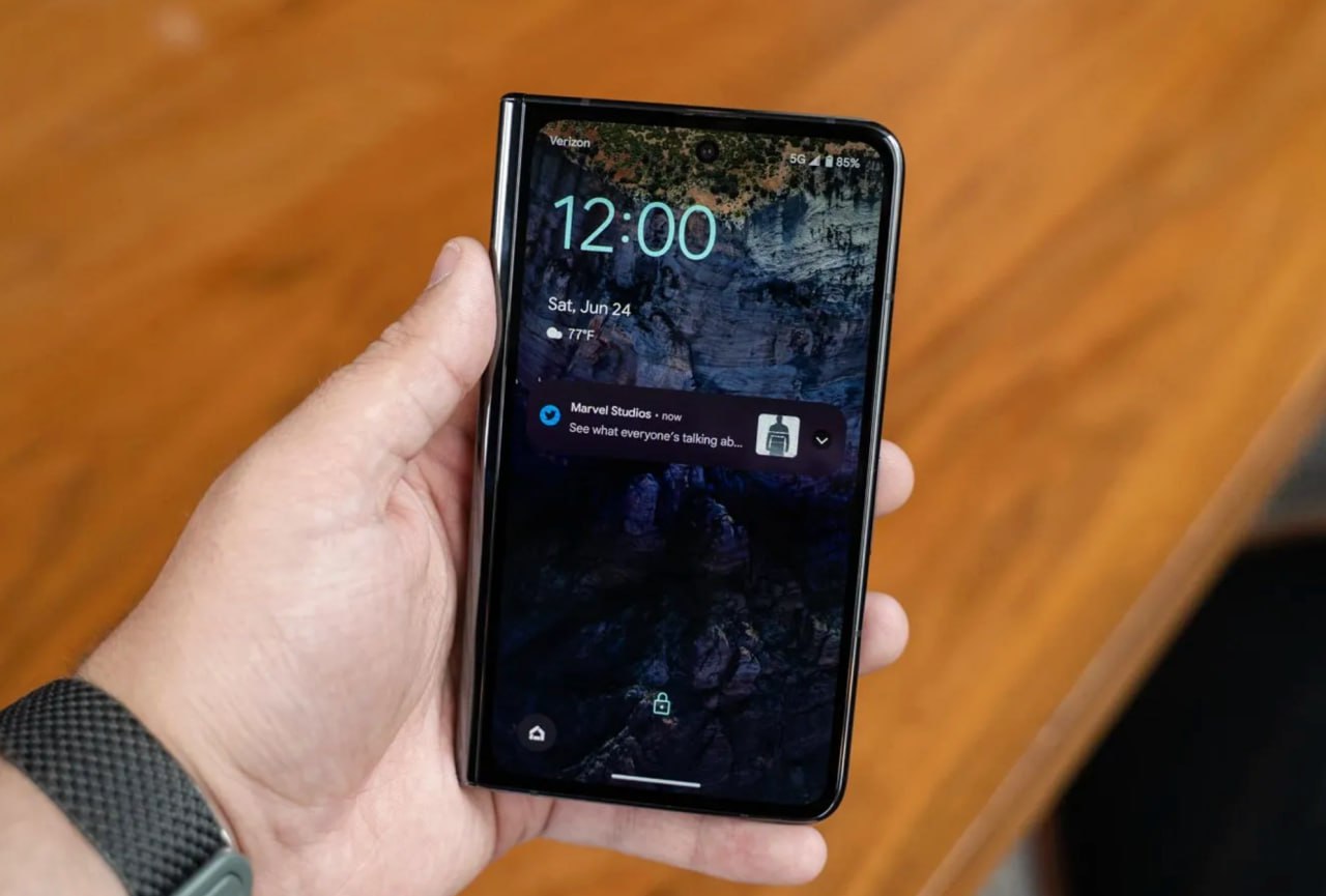 Хотите узнать каким будет складной iPhone Посмотрите на оригинальный Google Pixel Fold У новинки Apple будет широкий внешний дисплей с небольшой диагональю 5 3 5 4 дюйма и внутренний на 7 6 дюйма Кстати примерно такой же смартфон в 2026 году планирует выпустить и Samsung