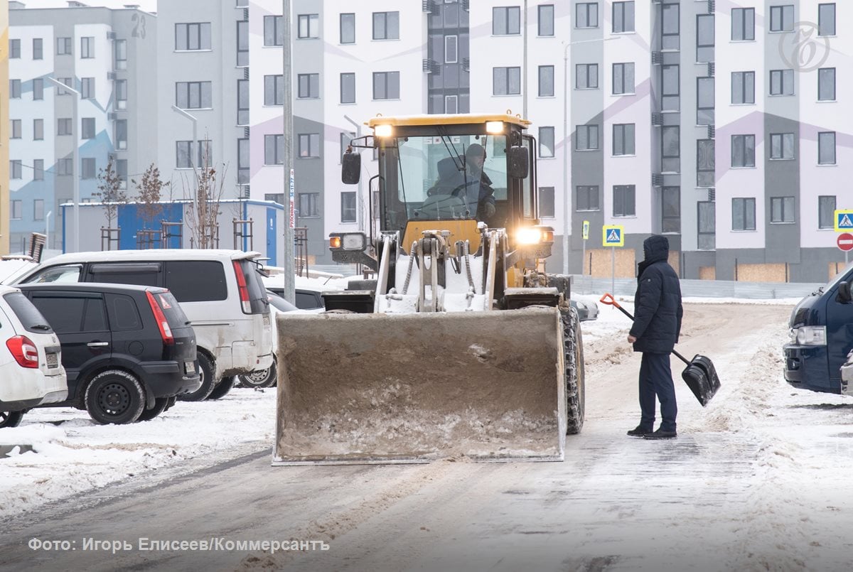 Жилинспекция нашла нарушения в работе по уборке снега у 53 управляющих компаний  Государственная жилищная инспекция по требованию прокуратуры проверила качество работы управляющих компаний  УК  во всех 18 районах города в период с 29 декабря по 26 февраля, сообщает пресс-служба Смольного. Всего инспекторы проверили территории 6542 многоквартирных домов. В итоге нашли 1843  28%  дома с нарушениями. В 1150 проверенных зданиях устранили нарушения, остальные находятся на контроле инспекции.  Также проверили работу 559 управляющих компаний, 53 из них получили предостережения о недопустимости нарушений по уборке придомовых территорий. Чаще всего представители инспекции обращали внимание на отсутствие уборки снега у выходов из парадных  784 , небольшое количество примененных антигололедных средств  306 , несвоевременную очистку кровли  255 . Все УК будут привлечены к административной ответственности.