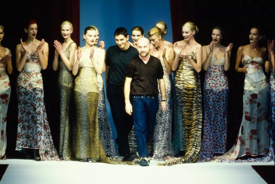 Dolce Gabbana все Стефано Габбана покинул бренд и его место занял Альфонсо Дольче брат Доменико Бренд увяз в долгах и сейчас нужно реструктурировать долг в 450 млн По слухам Стефано ушел еще в декабре но широкую огласку эта новость получила только сейчас Я не фанат D G но есть отдельные вещи из архивных коллекций которые я периодически ищу на ресейле и они правда безумно красивые и на века Бренд был основан в 1985г и почти сразу же приобрел мировую известность Будет очень грустно если он не переживет этот кризис