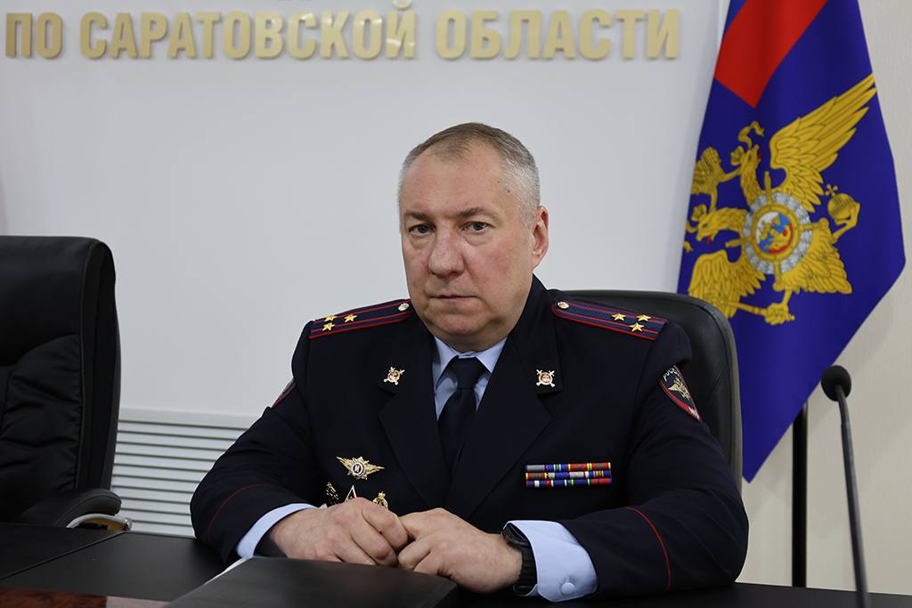 В МВД России состоялось торжественное мероприятие в преддверии Дня России Накануне Дня России Министр внутренних дел Российской Федерации генерал полиции Российской Федерации Владимир Колокольцев провел торжественную церемонию, посвященную присвоению Указом Президента Российской Федерации ряду руководителей специальных званий высшего начальствующего состава. Мероприятие прошло в режиме видео-конференц связи. Специальное звание высшего начальствующего состава «генерал-майор полиции» присвоено заместителю начальника ГУ МВД России по Саратовской области - начальнику полиции Денису Стрикалову. Обращаясь к присутствующим, Глава ведомства констатировал, что от полиции сегодня зависит не только состояние правопорядка, но и во многом достижение целей специальной военной операции, создание условий для устойчивого развития экономики, социально-политической стабильности, межнационального мира. Сотрудники органов внутренних дел, выполняя оперативно-служебные задачи, в том числе в новых и пограничных регионах, вносят свой вклад в укрепление России. Владимир Колокольцев заявил: «Присвоение специальных званий высшего начальствующего состава является знаком доверия Верховного Главнокомандующего и высокой оценкой деятельности всего коллектива Министерства. Это значимый рубеж на профессиональном пути и еще большая степень ответственности на вверенных участках». Глава МВД России поблагодарил коллег за добросовестную службу, выразил уверенность, что и впредь они будут действовать наступательно и результативно, а также попросил передать поздравления их родным и близким, которые все эти годы проявляют терпение, заботу и имеют полное право гордиться их достижениями.