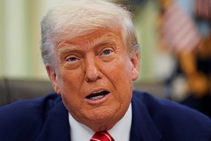 Советники Трампа рассказали о его особенной враждебности к Зеленскому Президент США Дональд Трамп недоволен как президентом России Владимиром Путиным, так и главой Украины Владимиром Зеленским, однако к украинскому лидеру он испытывает особенную враждебность. Об этом пишет The New York Times NYT со ссылкой на советников Трампа. По их словам, американский президент неоднократно называл Зеленского «плохим парнем», который подталкивает мир к ядерной войне. При этом, как отмечают его советники, Трамп «более почтительно» относится к Путину, хотя иногда и выражает свое разочарование. В статье указывается, что глава США считал, что его заявление об «очень хороших» отношениях с российским коллегой поспособствуют быстрому завершению украинского конфликта, однако затем «на собственном горьком опыте узнал, каковы пределы американского влияния». Ранее Трамп заявил, что все высказывания Зеленского создают проблемы Украине.
