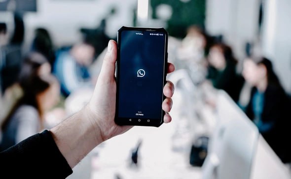 Время использования мессенджера WhatsApp принадлежит Meta которая признана экстремистской и запрещена в России россиянами за год сократилось на 27 Об этом РБК сообщили в аналитической компании Digital Budget При этом количество активных пользователей которые заходили в приложение хотя бы раз в неделю наоборот выросло хоть и незначительно Digital Budget по запросу РБК проанализировал пользовательскую активность россиян в WhatsApp и Telegram в ноябре 2024 и 2025 годов с разбивкой по календарным неделям В аналитике учитываются только пользователи операционной системы Android на нее приходится 52 57 мобильных устройств россиян Так за календарную неделю с 24 по 30 ноября 2025 года именно тогда россияне столкнулись с наибольшими проблемами с доступом к WhatsApp среднее общее время которое один пользователь проводил в мессенджере за семь дней составило 161 минуту против 219 минут за сопоставимую неделю годом ранее Среднее время использования мессенджера за один сеанс составило 118 секунд За сопоставимую неделю в 2024 году этот показатель был чуть ниже 148 секунд снижение год к году составило 21 Среднее количество заходов в приложение в сутки снизилось с почти 13 раз до менее 12 раз Фото Андрей Любимов РБК РБК в Telegram и MAX