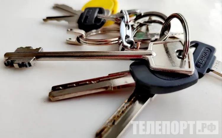 Многодетные семьи Приамурья получили поддержку в виде выдачи земельных участков и сертификатов в 2025 году В Амурской области 1873 многодетные семьи получили либо земельные участки либо сертификаты на землю Президент России Владимир Путин традиционно провел прямую линию с гражданами и пресс конференцию Жители страны в том числе Приамурья задавали вопросы охватывающие широкий спектр тем ЖКХ здравоохранение экономика и бизнес образование и другие Всего было получено свыше 3 миллионов обращений сообщает правительство Амурской области Президент России Владимир Владимирович Путин уделяет особое внимание демографической политике В Амурской области следуя его указаниям многодетные семьи получают земельные участки или сертификаты на землю Сергей Олиферов глава министерства имущественных отношений Амурской области отметил что одной из мер поддержки многодетных семей является предоставление земельных участков для строительства жилых домов или ведения садоводства С момента запуска программы в регионе уже 1873 многодетные семьи получили либо земельные участки либо сертификаты на них В числе приоритетных тем поддержка наших участников специальной военной операции Министр подчеркнул что ведется активное сотрудничество с Фондом Защитники Отечества Фонд предоставляет консультации как для специалистов так и для участников специальной военной операции по вопросам связанным с землей и имуществом а также оказывает помощь в решении других задач относящихся к их компетенции Уровень жизни жителей области определяется состоянием экономики и реализацией всех социальных программ Это становится возможным благодаря эффективному взаимодействию местных властей регионального правительства и федеральных органов В результате совместных действий возводятся медицинские учреждения образовательные заведения мосты и транспортные развязки Новые инициативы способствуют созданию дополнительных рабочих мест В Амурской области активно развиваются масштабные инвестиционные инициативы Ведомство обеспечивает их сопровождение в сфере земельных и имущественных отношений