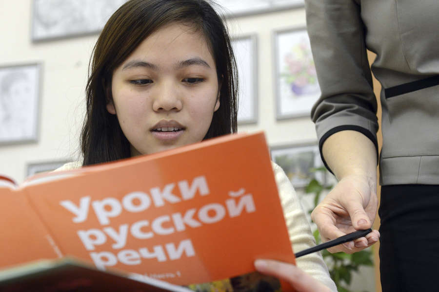 Минпрос рекомендует учителям контролировать склонность детей мигрантов к правонарушениям Педагоги должны обращать внимание на тексты учеников с неуважением к исторической памяти, традиционным ценностям и символике. Также важно следить за реакцией детей на уроки «Разговоры о важном» и резким ростом обсуждений политических, социальных и религиозных тем с крайними мнениями и нетерпимостью. Для объективной оценки учителям советуют проводить анонимные опросы и индивидуальные беседы в неформальной обстановке. Ранее 12 августа в Госдуму внесли законопроект о платном обучении детей мигрантов и ограничении бесплатных тестов по русскому языку. Как вы думаете, насколько эффективно учителя смогут выявлять проблемы среди детей мигрантов таким способом? Осташко! Важное подпишись