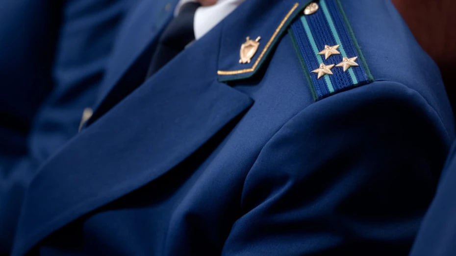 Воронежская прокуратура проверит информацию о спуске ребенка на тросе из окна многоэтажки В социальных сетях 28 января появилось видео на котором мужчина решив устроить несовершеннолетнему сыну экстремальный аттракцион спускает его из окна многоквартирного дома на тросе Утверждается что в этот момент родитель был пьян Сам ролик якобы был снят в Воронеже Однако есть сомнения что это действительно так Погода на опубликованных кадрах явно отличается от погоды которая сейчас в городе Прокуратура Воронежской области проводит проверку действий родителей и органов профилактики При необходимости будут приняты меры Мы в Мах