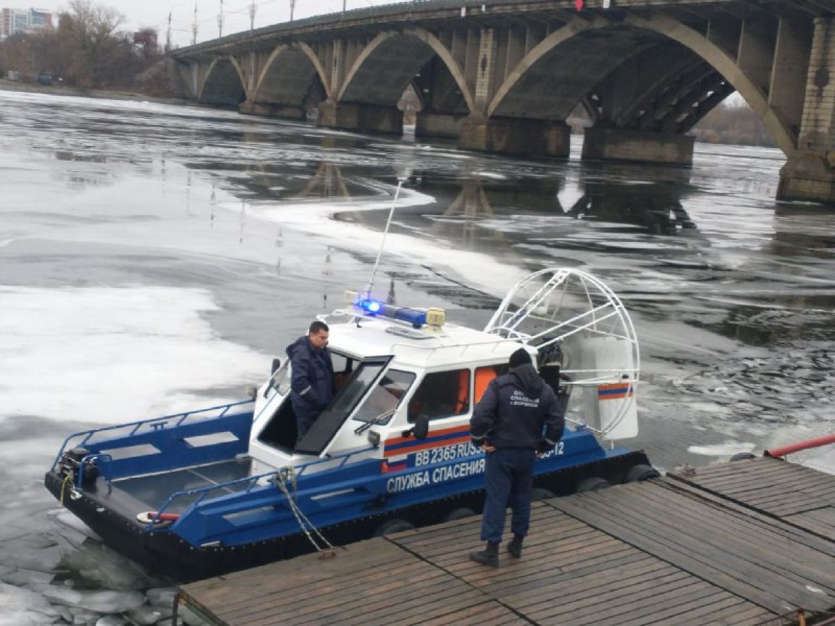 Воронежцев предупредили об опасности выхода на лед водохранилища     Жителям Воронежа рассказали, почему выход на лед сейчас является особо опасным.  Толщина льда на водохранилище составляет 5 - 10 сантиметров. На всей акватории наблюдаются многочисленные промоины. Выход на тонкий лед в это время опасен для жизни.  ↗  Прислать новость   Подписаться