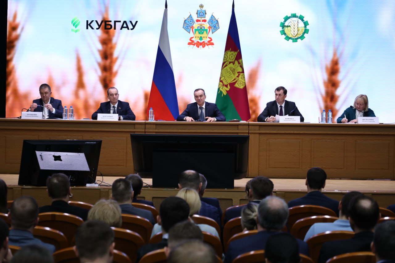 Вениамин Кондратьев На развитие растениеводства в 2026 году направим 5 3 миллиарда рублей Всего на господдержку агропромышленного комплекса предусмотрели более 10 миллиардов рублей Об этом сообщил губернатор на краевом предпосевном совещании которое провели в Кубанском государственном аграрном университете С учетом аномальных и непредсказуемых погодных условий агрострахование должно быть неотъемлемой составляющей ведения бизнеса В этом году мы не сократили объем данной меры поддержки предусмотрели более 400 миллионов рублей в виде субсидий В целом на развитие растениеводства направим 5 3 миллиарда рублей В свою очередь мы ждем от хозяйств бережного и ответственного отношения к земле Нам важно заботиться о сохранении плодородия чтобы и впредь оставаться главным сельхозпроизводителем в стране подчеркнул Вениамин Кондратьев Читайте нас в MAX