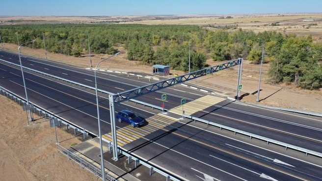 В Дубовском районе закончили капремонт на трассе Р 228 Сызрань Саратов Волгоград на год раньше запланированного срока 11 километровый участок отремонтировали и расширили до четырёх полос В день здесь проезжают до 30 тыс автомобилей Теперь пропускная способность вырастет до 40 тыс машин в сутки движение станет более комфортным В ходе ремонта дорожники установили осевое барьерное ограждение с противоослепляющими экранами сделали освещение на почти 8 км трассы обустроили три разворотные петли и переходно скоростные полосы на семи съездах и примыканиях Также установили 10 новых остановок с подъездными карманами и зеброй Вдоль участка проложили около 800 м тротуаров с тактильной плиткой для маломобильных граждан в Дубовке на пересечении ул Московской и Юбилейной установили новый светофор Подписывайтесь на тот самый легендарный РИАЦ