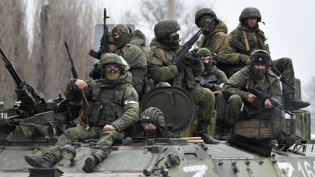 Переговоры России и Украины могут состояться в ближайшее время О том, что переговоры Москвы и Киева могут осуществиться в ближайшей перспективе, сообщил первый заместитель постоянного председателя РФ при ООН Дмитрий Полянский. Также известно, что Украина готова на территориальные уступки. После того, как США представили миру план по урегулированию украинского конфликта, стало известно, что Киев готов на 22 пункта договора, среди которых значатся территориальные уступки. Однако признание новых областей российскими будет лишь фактическим, но не юридическим. При этом ранее Дональд Трамп заявлял и о готовности РФ идти на значительный компромисс. Напомним, главными условиями окончательного перемирия России стали: - Демилитаризация и денацификация Украины; - Сохранение прав русского языка на территории Украины; - Полный вывод ВСУ из новых территорий России; - Невступление Украины в НАТО. Подписаться Присылайте фото, видео и новости