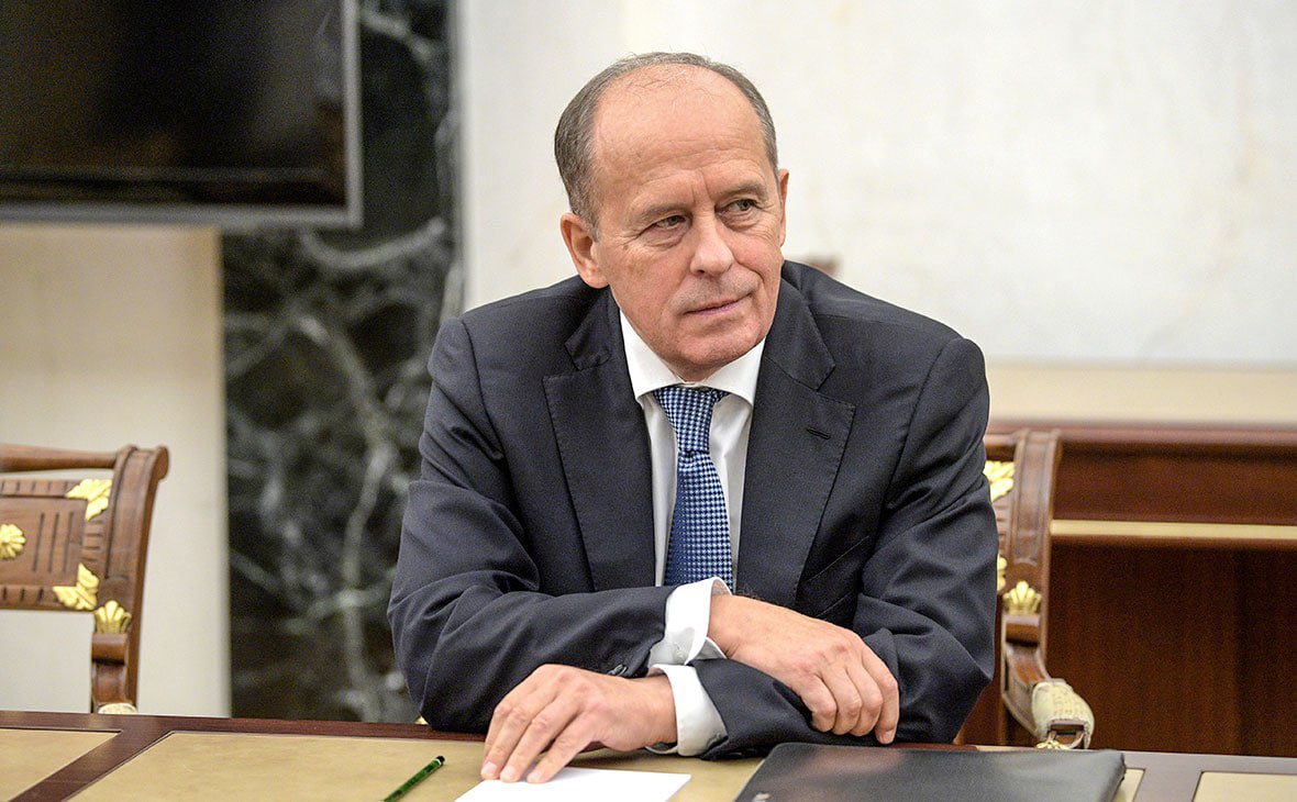 Бортников Контакты с Дуровым ни к чему хорошему не привели ФСБ больше не ведет переговоров с основателем Telegram Глава ведомства Александр Бортников заявил что предыдущие попытки диалога провалились из за корыстных интересов предпринимателя По мнению силовиков позиция Дурова способствует росту преступности диверсий и терактов Отвечая на вопросы журналистов Бортников добавил Нужно работать а не биться за свободу слова В спецслужбе уверены что никто ее не нарушает а действия властей направлены исключительно на защиту граждан Ранее Минцифры заявило что Telegram проигнорировал 150 тысяч запросов на удаление контента и стал площадкой для работы иностранных разведок settersmedia news