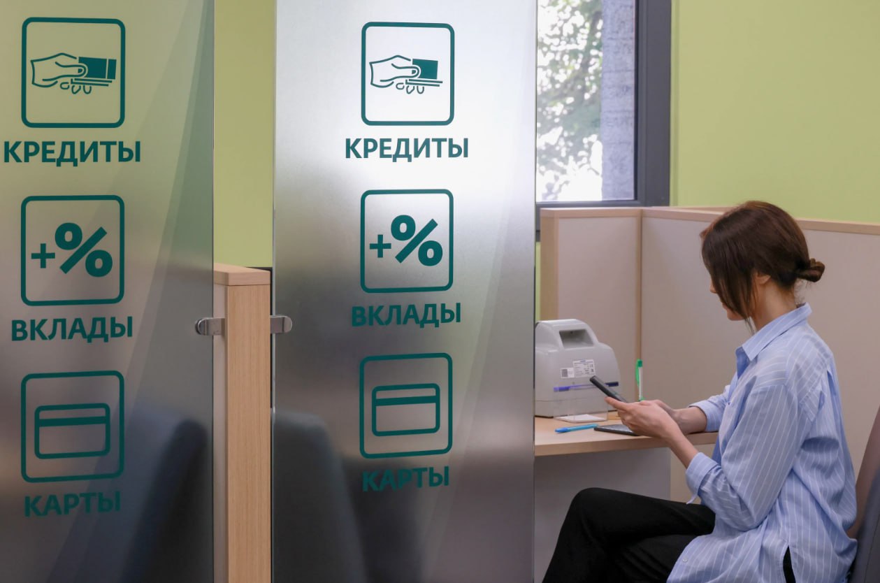 Лимиты в минусе банки продолжают урезать кредитные карты данные НБКИ Средний лимит по новым кредитным картам в августе 2025 года снизился на 9 6 год к году достигнув 104 5 тыс Максимальное сокращение зафиксировано в Приморском 18 3 и Иркутском 17 2 краях а единственный рост в Белгородской области 4 2 Банки используют лимиты как инструмент управления рисками ориентируясь на заемщиков с ПДН 50 и хорошей кредитной историей Рынок переходит от агрессивной экспансии к основанному на риске подходу где качество заемщика важнее объема выдач По мнению экспертов к концу года лимиты продолжат снижаться еще на 5 7 особенно в регионах с высокой долговой нагрузкой ProБанки