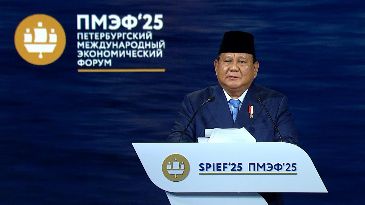 Президент Индонезии рассказал, почему поехал на ПМЭФ, а не на встречу G7. «Вы знаете, меня спросили однажды, а почему я не поехал на встречу «Большой семёрки»? А почему я поехал сюда, на Петербургский экономический форум? Я заявил о том, что я приеду сюда до того, как меня пригласили на “Семёрку”. Индонезия придерживается политики неприсоединения, мы уважаем все страны. И наша внешняя политика очень простая, буквально одна фраза: «Тысяча друзей — мало, один враг — слишком много», отметил лидер Индонезии, подчеркнув, что его страна хочет «дружить со всеми». #ПМЭФ2025 ВКонтакте Одноклассниках