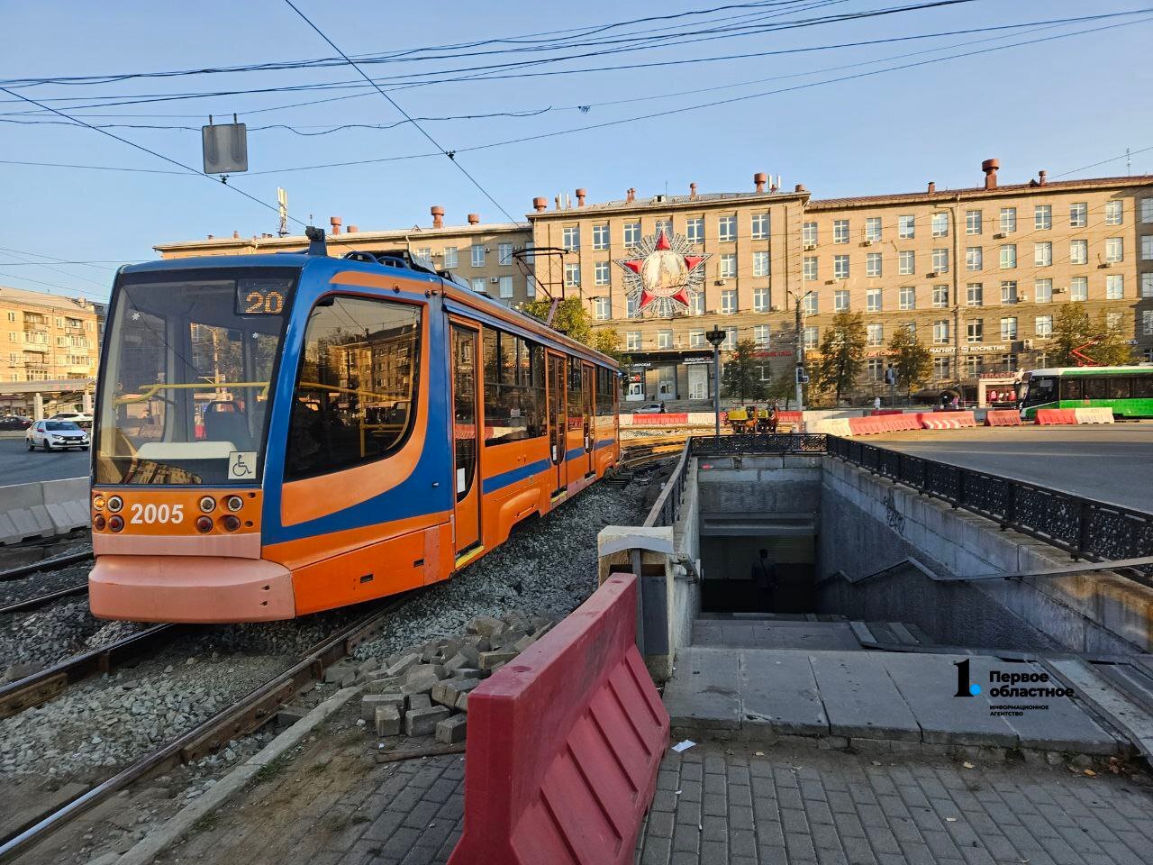 В Челябинске объяснили, почему проблемы с транспортом обострились в этом году  Если кратко:   еще не все маршруты начали действовать,   в процессе строительство троллейбусного метро №2,   было много ремонтов на трамвайных путях,  сохраняется дефицит кадров.  Хорошие новости: в следующем году таких масштабных ремонтов не будет. Инфа   от замминистра транспорта Александра Егорова. Подробно читайте здесь.    / Прислать новость