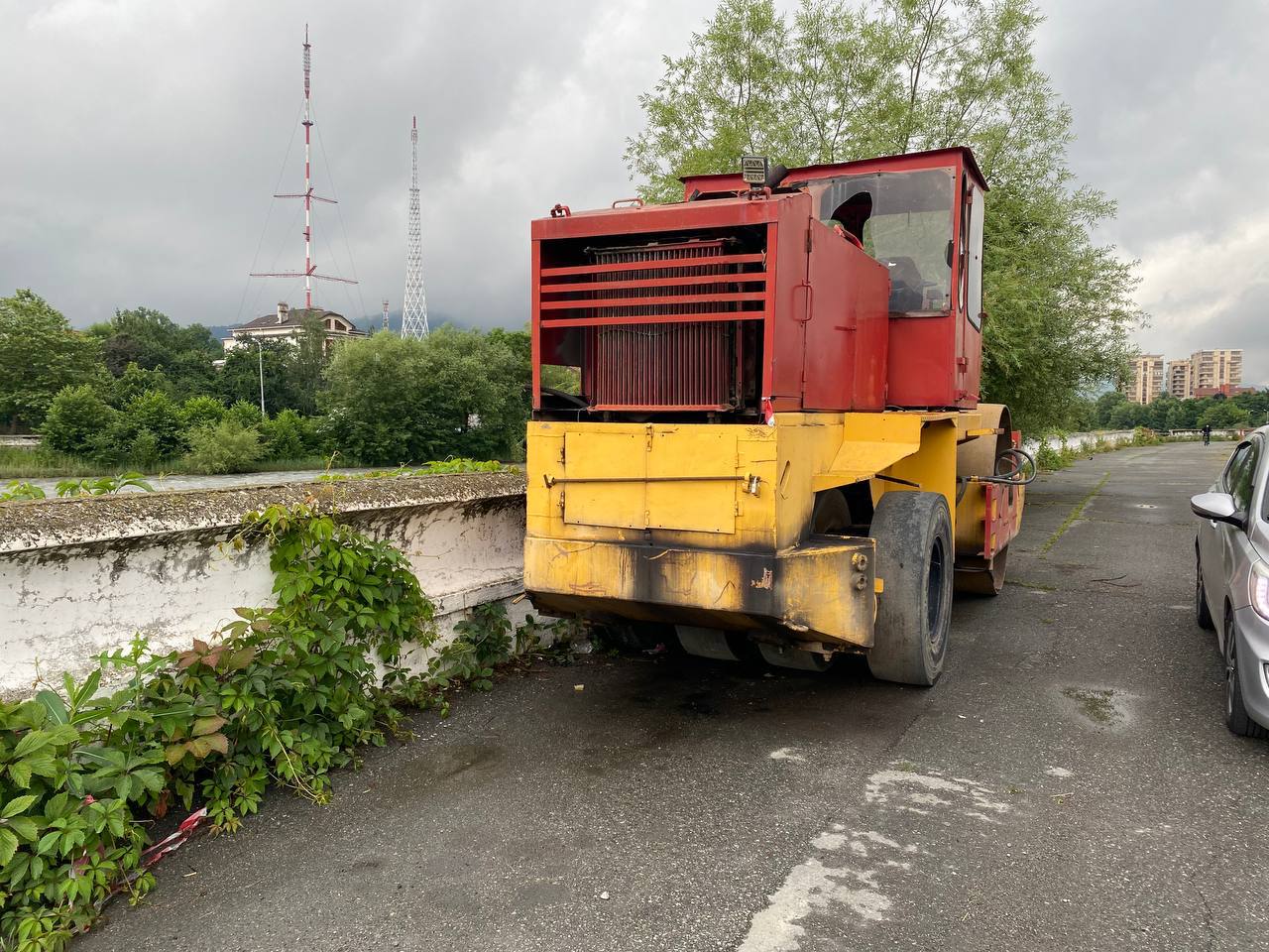 Во Владикавказе продолжается благоустройство набережной Терека в районе памятника Иссе Плиеву Как сообщили в минЖКХ республики, специалисты укладывают брусчатку и бордюры. Здесь также установят современные опоры освещения, удобные лавочки, урны. Появятся и скамейки-качели. Все зеленые насаждения сохранят. Также заменят парапет. Новые элементы, выполненные из архитектурного бетона, будут чередоваться с кованными деталями. Благоустройство проходит в рамках федерального проекта «Формирование комфортной городской среды» нацпроекта «Инфраструктура для жизни». Фото: минЖКХ РСО-А