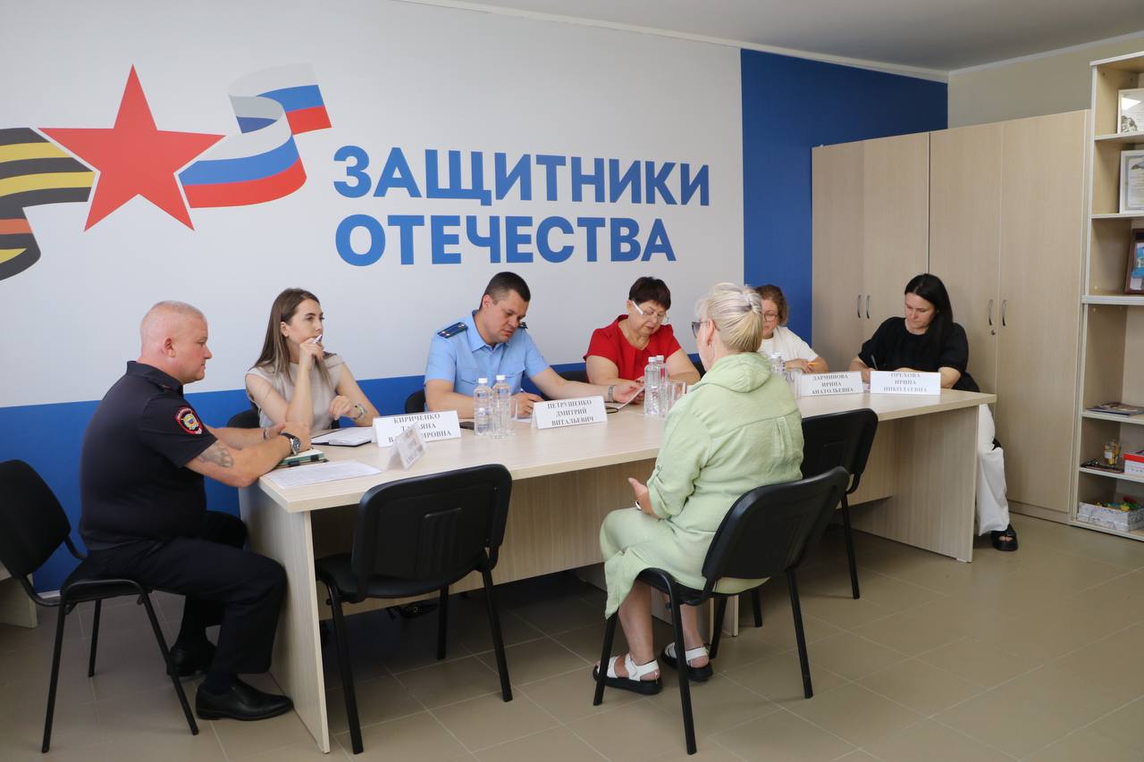 В Тбилисском районе состоялась встреча прокурора с семьями участников специальной военной операции. Целью мероприятия стало оперативное решение вопросов, волнующих родственников военнослужащих.    Во встрече приняли участие исполняющая обязанности главы района Татьяна Кириченко, прокурор Дмитрий Петрушенко, социальный координатор регионального фонда "Защитники Отечества" Елена Задера, врио начальника районного отдела МВД Сергей Савелов, заместитель директора управления социальной защиты Ирина Дарминова и врио военного комиссара Ирина Орехова.    Семьи обратились за помощью в оформлении региональных мер поддержки и социальных выплат. Отдельной темой стали вопросы содействия в поиске пропавших без вести. Также были рассмотрены личные обращения, требующие оперативного решения.    По каждому обращению были даны исчерпывающие разъяснения. Наиболее сложные вопросы взяты на контроль прокуратурой района. Поддержка семей участников СВО остается приоритетной задачей.  Внимательное отношение и оперативное решение возникающих проблем – общий долг, подчеркнули участники встречи.