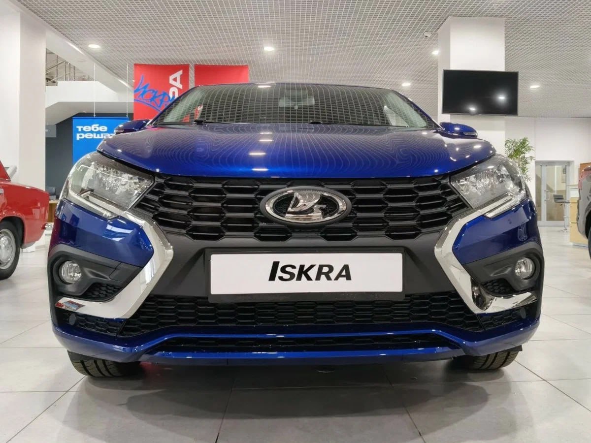 АвтоВАЗ с января повысит цены В среднем рост цен составит 0 5 по почти по всем моделям Зато лимузин Lada Aura подешевеет сразу на 354 тыс руб 14 новая цена от 2 25 млн руб Настолько эта растянутая Vesta была переоценена И не факт что это финальная скидка Универсал Largus тоже подешевеет на 73 тыс руб 3 8 до 1 6 млн руб План производства на 2026 год увеличен до 400 тысяч автомобилей