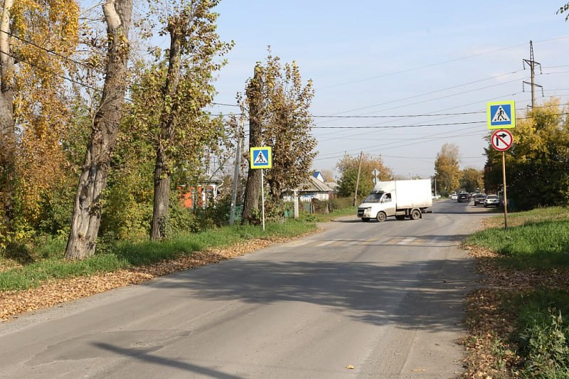 Определен подрядчик который выполнит ремонт улицы Угловой в Заводском районе Кемерова Победителем аукциона стало ООО Сибстрой Сейчас идёт подготовка к подписанию контракта Работы будут выполняться поэтапно в течение 2026 и 2027 года На участке от Гоголя до Угловой 45 подрядчику предстоит отремонтировать проезжую часть уложить новый асфальт в два слоя обустроить пешеходный тротуар и отремонтировать съезды к домам