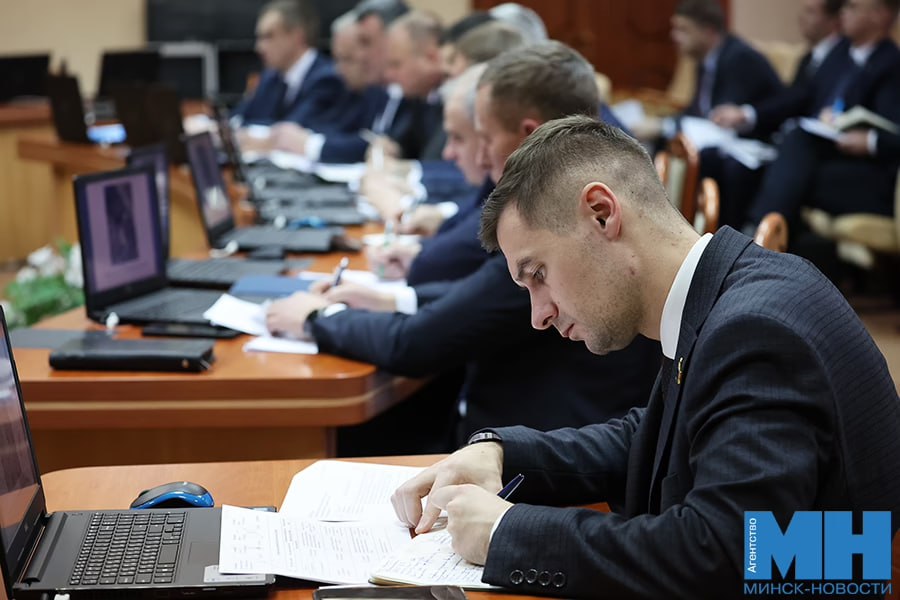 В Минске определены 26 мест подтопления Какие меры принимаются для решения проблем Завершается строительство коллектора в деревне Ярково который должен снизить число подтоплений во Фрунзенском районе По данным служб в столице выявлено около 26 проблемных точек Решение предусматривает строительство дополнительных дождеприемных колодцев аварийных выпусков и новых сетей ливневки Председатель Мингорисполкома Владимир Кухарев поручил главам районных администраций и руководителям профильных городских служб тщательно следить за состоянием сети ливневой канализации Минск Новости MINSKNEWS BY Telegram Viber FB VK Inst TikTok YouTube