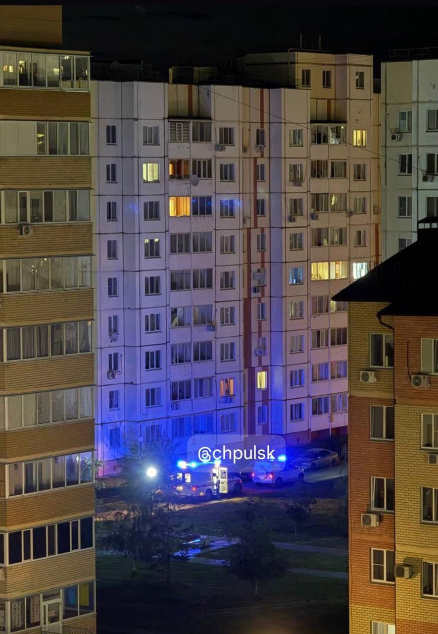 20-летний парень выпал из окна многоэтажки. Трагедия произошла этой ночью на бульваре Ильюшина, 12. Следственный комитет поделился предварительной информацией: незадолго до происшествия парень, находясь в нетрезвом состоянии, поссорился со своей женой. Подписаться Прислать новость
