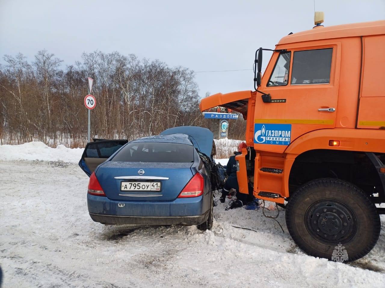 Серьезное ДТП на мильковской трассе у Раздольного.  Спасатели разрезали часть корпуса автомобиля, чтобы извлечь водителя.    Подписаться   Предложка   Чат