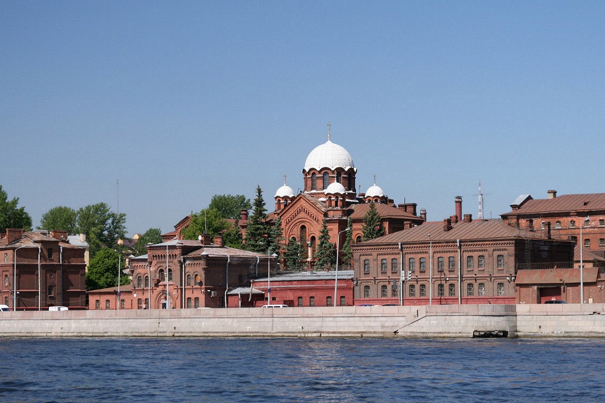 Дизайн студия Артемия Лебедева разработает фирменный стиль для обновленных Крестов в Петербурге Он должен сохранить историческую память места и отразить его новое функциональное наполнение Кресты это не просто объект редевелопмента а исторический маркер и узнаваемый символ Петербурга Новый фирменный стиль станет ключевым инструментом переосмысления пространства соединяя прошлое комплекса с его новой жизнью отметили в компании КВС которая занимается проектом редевелопмента Больше новостей в Daily News