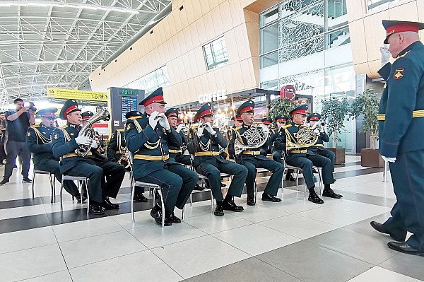 В аэропорту «Казань» выступил оркестр Казанского высшего танкового командного ордена Жукова Краснознаменного училища В преддверии празднования 80-й годовщины Победы в Великой Отечественной войне в терминале 1А Международного аэропорта «Казань» имени Габдуллы Тукая выступил оркестр Казанского высшего танкового командного ордена Жукова Краснознаменного училища. Об этом сообщает AVIA.RU. Как заявили в пресс-службе воздушной гавани, пэропорт «Казань» традиционно является уникальной площадкой для реализации различных творческих замыслов. Цель сегодняшней акции – создать для гостей Республики Татарстан, прибывающих и вылетающих туристов, и всех присутствующих в аэропорту праздничное настроение по случаю предстоящего Дня Великой Победы. aviaru.net/n283206