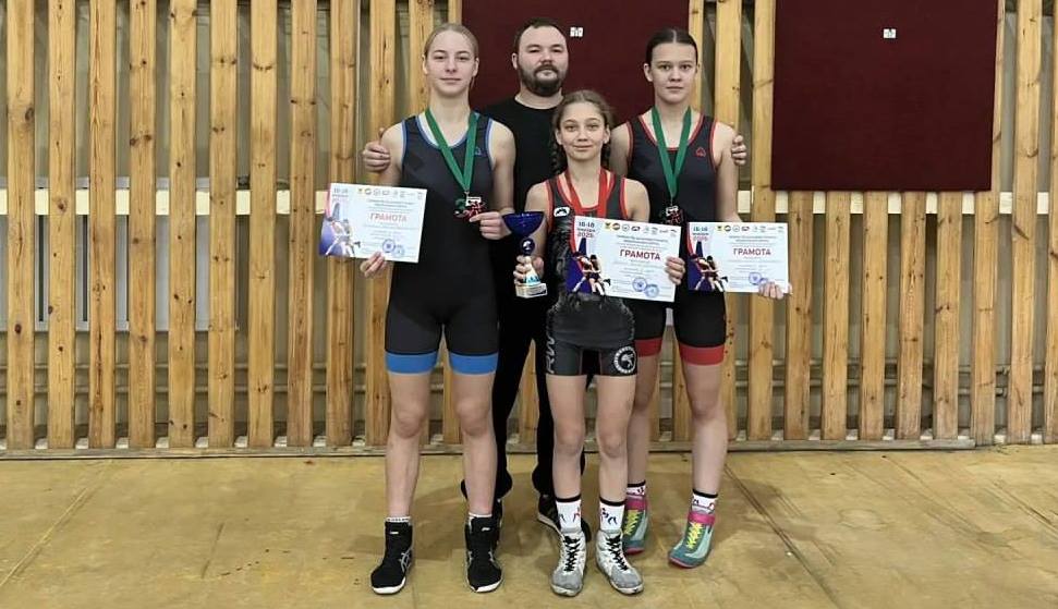 Золото и бронзу привезли спортсмены из ЕАО с первенства ДФО по вольной борьбе в Чите В Чите прошло первенство Дальневосточного федерального округа по вольной борьбе среди юношей и девушек до 16 лет Суммарное количество участников составило 360 человек из всех регионов Дальнего Востока От сборной ЕАО участвовали четверо юношей и три девушки Подробнее читайте по ссылке   riabir ru 475487