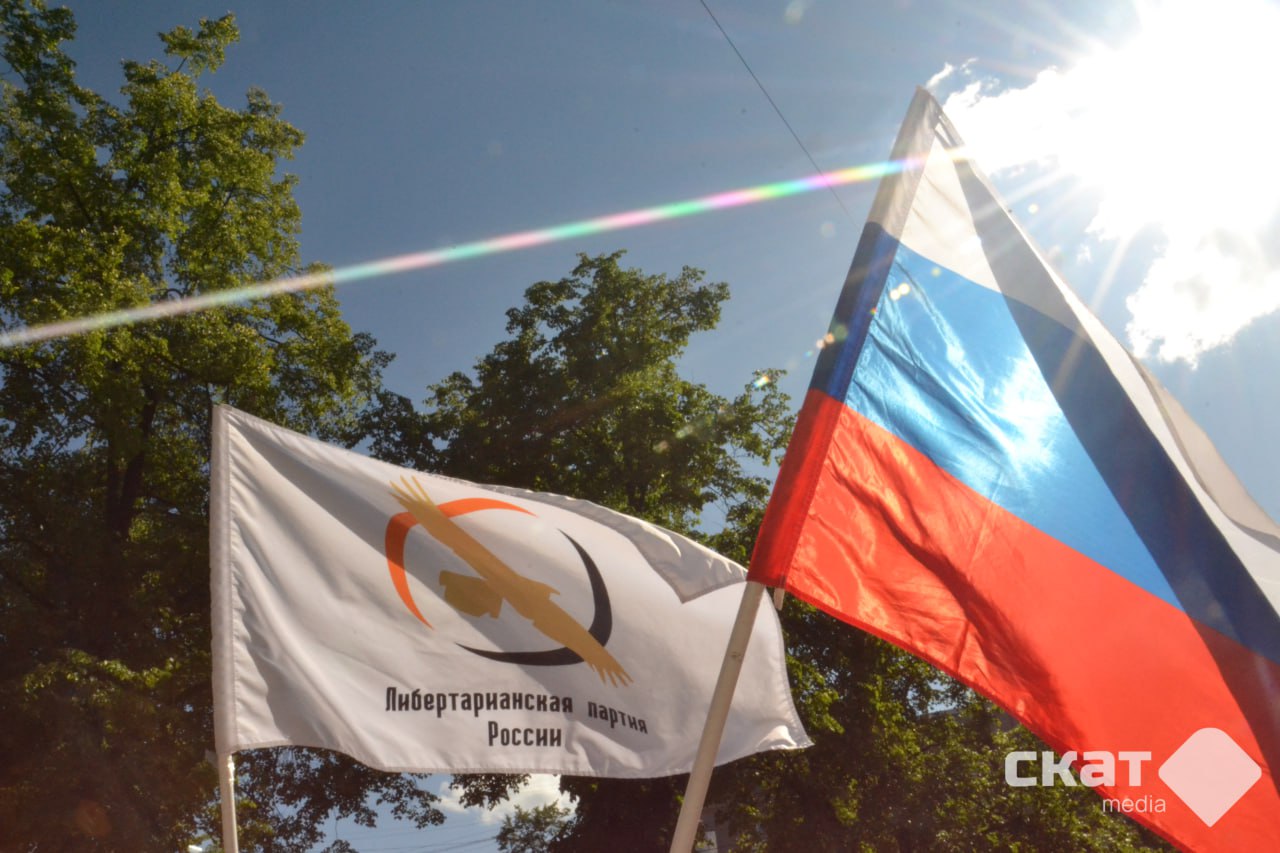 В РФ объявили нежелательным Международный альянс либертарианских партий Это ставит под угрозу обе Либертарианские партии России Как обратило внимание издание SOTA Минюст обновил список нежелательных организаций в него добавили в том числе зарегистрированный в Швейцарии Международный альянс либертарианских партий В его формировании принимала участие в том числе Либертарианская партия России которая раскололась на две одноимённые в 2020 году Альянс взаимодействовал с обеими организациями На практике участие российских организаций в международных нежелательных грозит уголовными делами руководству именно российских структур Так произошло в случае сопредседателя Голоса Григория Мельконьянца после того как нежелательным признали международный альянс наблюдателей ENEMO Фото Скат media Подписаться Связаться Поддержать Patreon