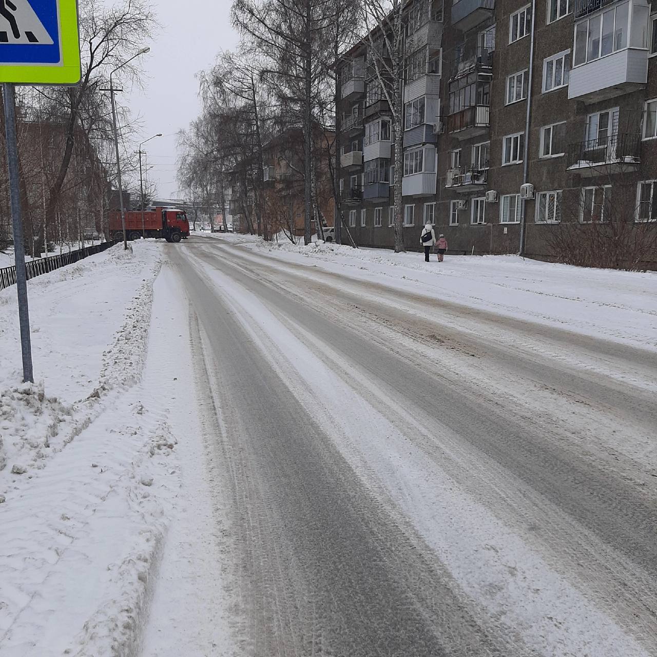 Более 18 тыс. кубометров снега вывезли за прошедшие сутки дорожно-эксплуатационные учреждения Новосибирска.  Выход техники за дневную и ночную смены составил 507 единиц. Ручной уборкой занимались более 200 рабочих.  Сегодня в дневную смену на магистрали вышли 219 единиц уборочной техники.  Работы идут на более 20 улицах в разных районах Новосибирска: Красном проспекте, Фрунзе, Ленина, проспекте Димитрова, Владимировской, Кропоткина, Северной, площадях Калинина, К. Маркса, Кирова, на улицах Троллейной, Покрышкина, Немировича-Данченко, Первомайской, Эйхе, Марии Ульяновой, Октябрьской магистрали, Кирова, Русской, Демакова и других.