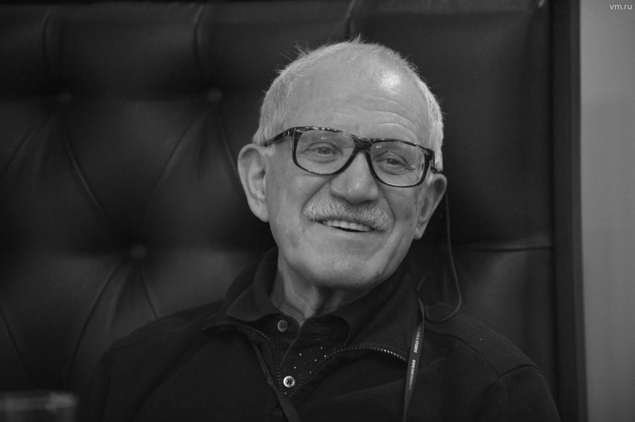 Народный артист РФ кинорежиссер Александр Митта умер на 93-м году жизни, сообщил его сын. "Мой дорогой папа ушел из жизни сегодня. Любим, скорбим", — написал Митта-младший. Режиссер боролся с онкологическим заболеванием, в конце июня его госпитализировали в тяжелом состоянии в один из московских центров паллиативной помощи. Среди известных фильмов Митты — "Друг мой, Колька!", "Граница. Таежный роман", "Москва, любовь моя", "Сказка странствий". Он удостоен премии ТЭФИ в номинациях "За лучший сценарий", "За лучшую режиссуру", "За лучший телевизионный художественный/игровой сериал".