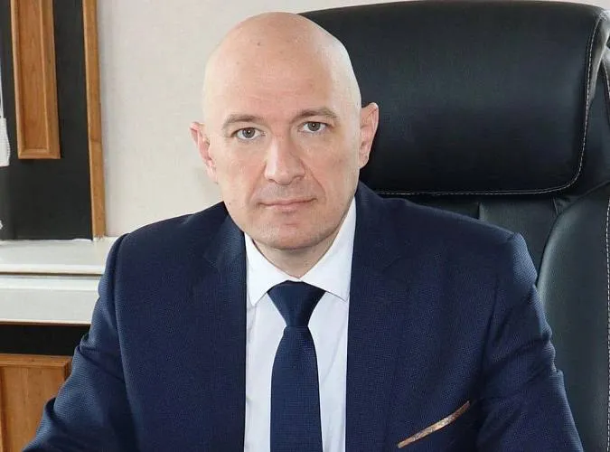 Экс главу Цимлянска осудили за халатность он отделался обязательными работами В Ростовской области вынесен приговор бывшему главе администрации Цимлянского городского поселения Павлу Разумовскому Ранее в его отношении было возбуждено уголовное дело по ч 1 ст 293 УК РФ Халатность В ноябре 2023 года он утвердил начальную стоимость муниципального контракта на ремонт дорог общего пользования и тротуаров для дальнейшего проведения аукциона на основании недействующего норматива В результате этого городу пришлось выделить лишние почти 2 2 млн рублей Разбирательство длилось больше полугода в его ходе на имущество Разумовского был наложен арест В итоге суд признал экс главу виновным в халатности и приговорил его к 320 часам обязательных работ Кроме того ему на три года запрещено занимать должности в органах местного самоуправления Иск о возмещении ущерба причиненного преступлением на сумму 2 166 147 рублей удовлетворен в полном объеме Подпишись на 1Rnd в МАХ Написать в редакцию
