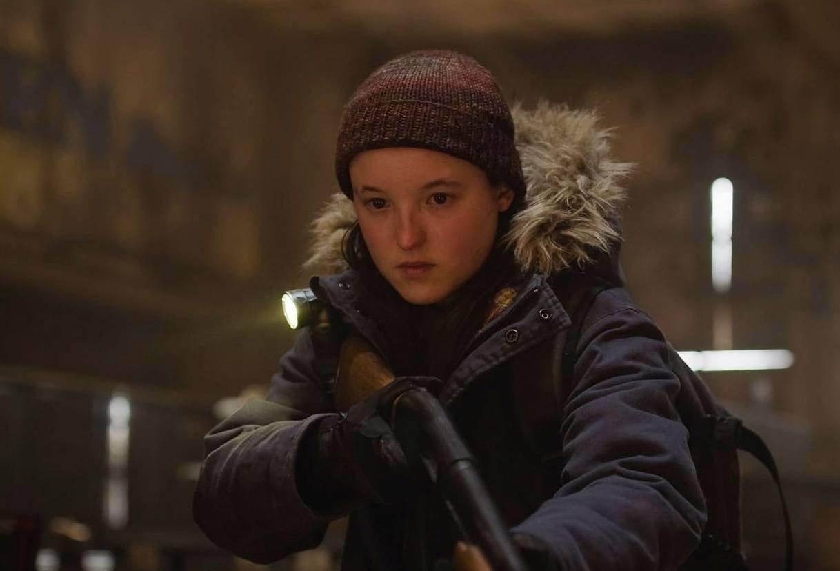 Белла Рамзи, актриса сериала «Одни из нас», вновь столкнулась с буллингом. Ей даже пришлось удалить социальные сети.  Хейт в сторону актрисы начался еще с первого сезона — некоторые фанаты считают, что Белла недостаточно похожа на нарисованного персонажа Элли из видеоигры.   С выходом второго сезона история повторилась. Соцсети актрисы заполонили негативные и оскорбительные комментарии по поводу ее внешности. Также некоторые фанаты отмечали ее, по их мнению, «плохую игру и неловкое поведение на интервью».   В итоге Белла удалила все социальные сети: «Я всегда знала, что однажды [отключу соцсети], хотя на самом деле никогда и не хотела их иметь. Если я просто буду избегать Twitter и Reddit, что я сейчас и делаю, то все будет в полном порядке».