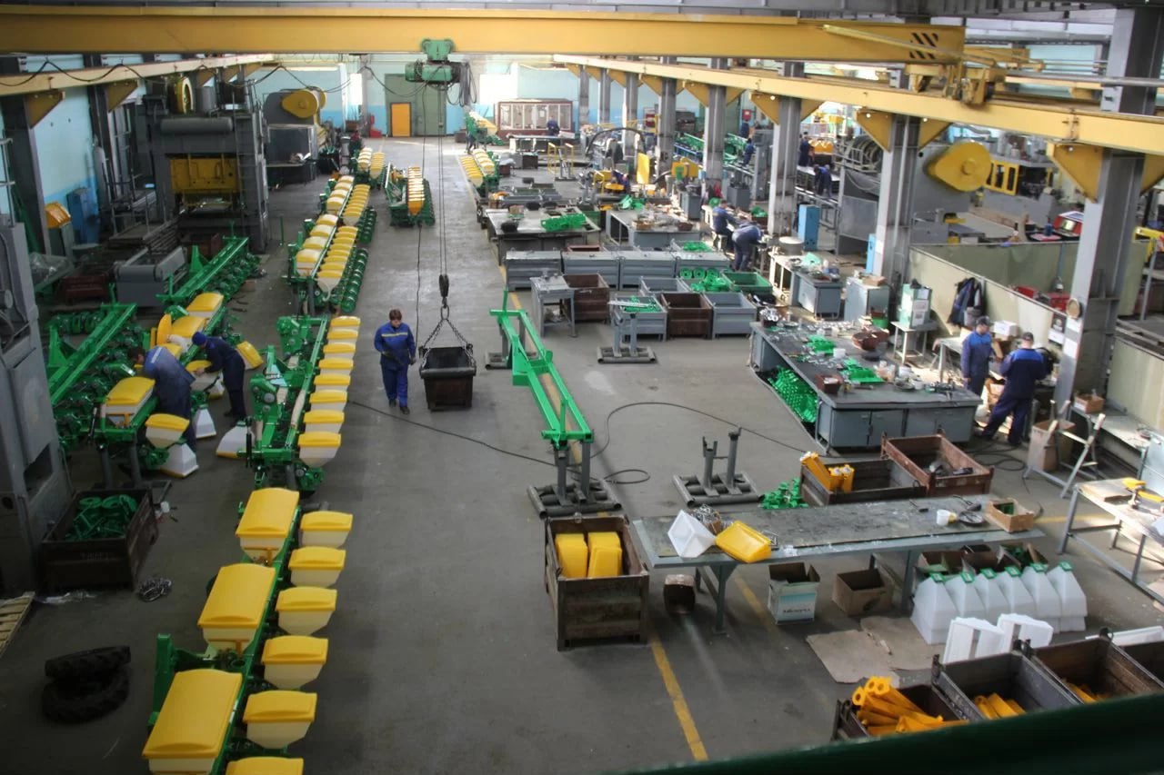 Чистый убыток ПАО Миллеровосельмаш за первые 9 месяцев 2025 года составил почти 45 млн рублей сообщает Интерфакс со ссылкой на данные РСБУ Так в январе сентябре чистый убыток предприятия составил 44 994 млн руб в то время как аналогичный период 2024 года Миллеровосельмаш закрыл с прибылью в 4 612 млн Выручка от продаж предприятия за тот же период составила 152 770 млн 10 в годовом отношении себестоимость продаж 136 280 млн 8 3 Валовая прибыль составила 16 490 млн против 43 811 млн в 2024 году падение в 2 7 раза Убыток от продаж увеличился в 2 2 раза 44 789 млн руб Кроме того прочие доходы предприятия сократились за 9 месяцев в 6 8 раза до 6 465 млн рублей прочие расходы выросли на 5 4 до 6 229 млн рублей ПроТрактор Сельхозтехника