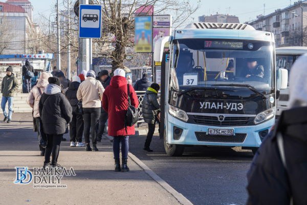 До конца 2025 года в столицу Бурятии поступят 30 новых автобусов среднего класса Они выйдут не только на действующие направления но и на новые маршруты сообщил мэр города Игорь Шутенков Планируем дальнейшее обновление парка автобусов в 2026 2028 годах и закупку еще нескольких десятков новых автобусов пообещал он