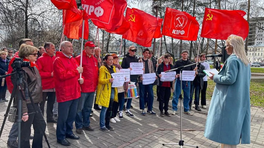 В Ярославле КПРФ не разрешили проводить митинг в честь 107-ой годовщины Октябрьской революции на площади Труда  Лидер ярославских коммунистов Михаил Парамонов пояснил, что администрация Кировского и Ленинского районов попросила перенести место празднования, так как на площади Труда в этот день будут проводить сбор гуманитарной помощи. «Решение о переносе места митинга уже оспариваем в прокуратуре. Но в любом случае мероприятие состоится»,— написал господин Парамонов.   Еще больше новостей — в Telegram-канале «Ъ-Ярославль»