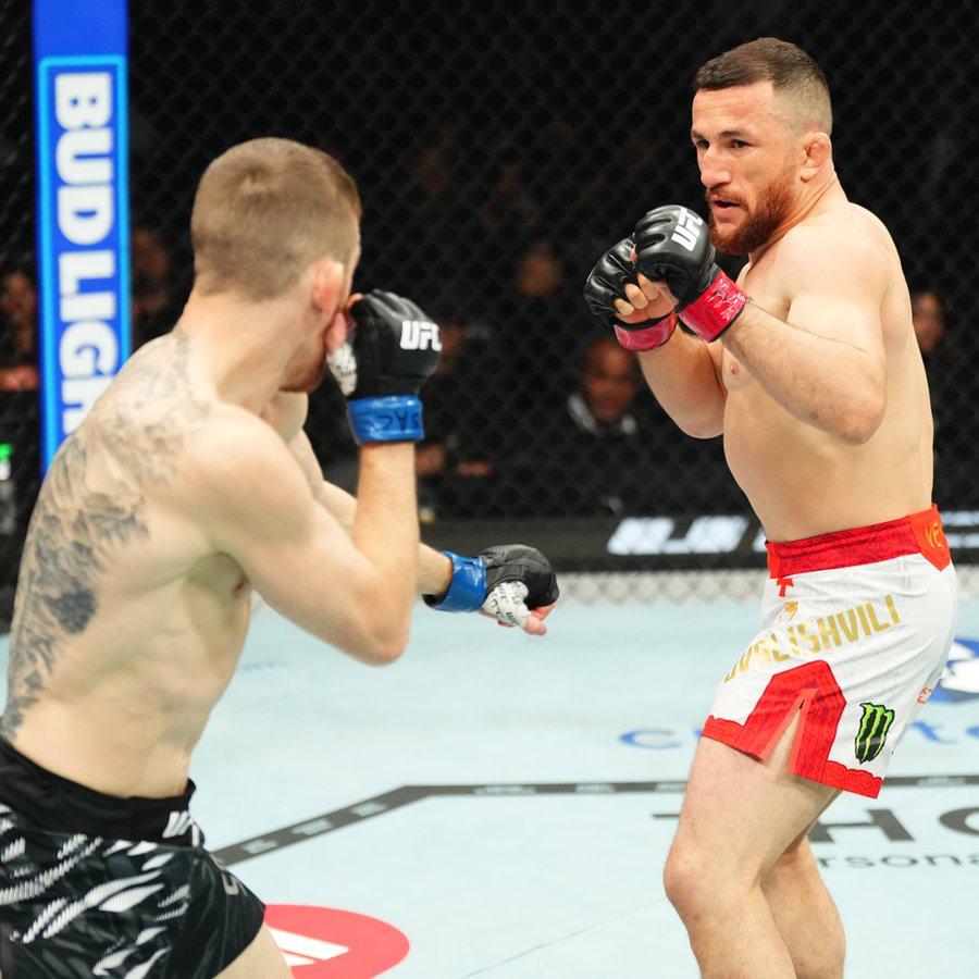 Обладатель титула UFC в легчайшем весе Мераб Двалишвили ожидаемо и без особых проблем защитил свой титул победив Кори Сэндхагена единогласным решением судей со счетом 49 45 49 45 и 49 46 После боя он заявил что готов провести бой с Петром Яном в декабре этого года