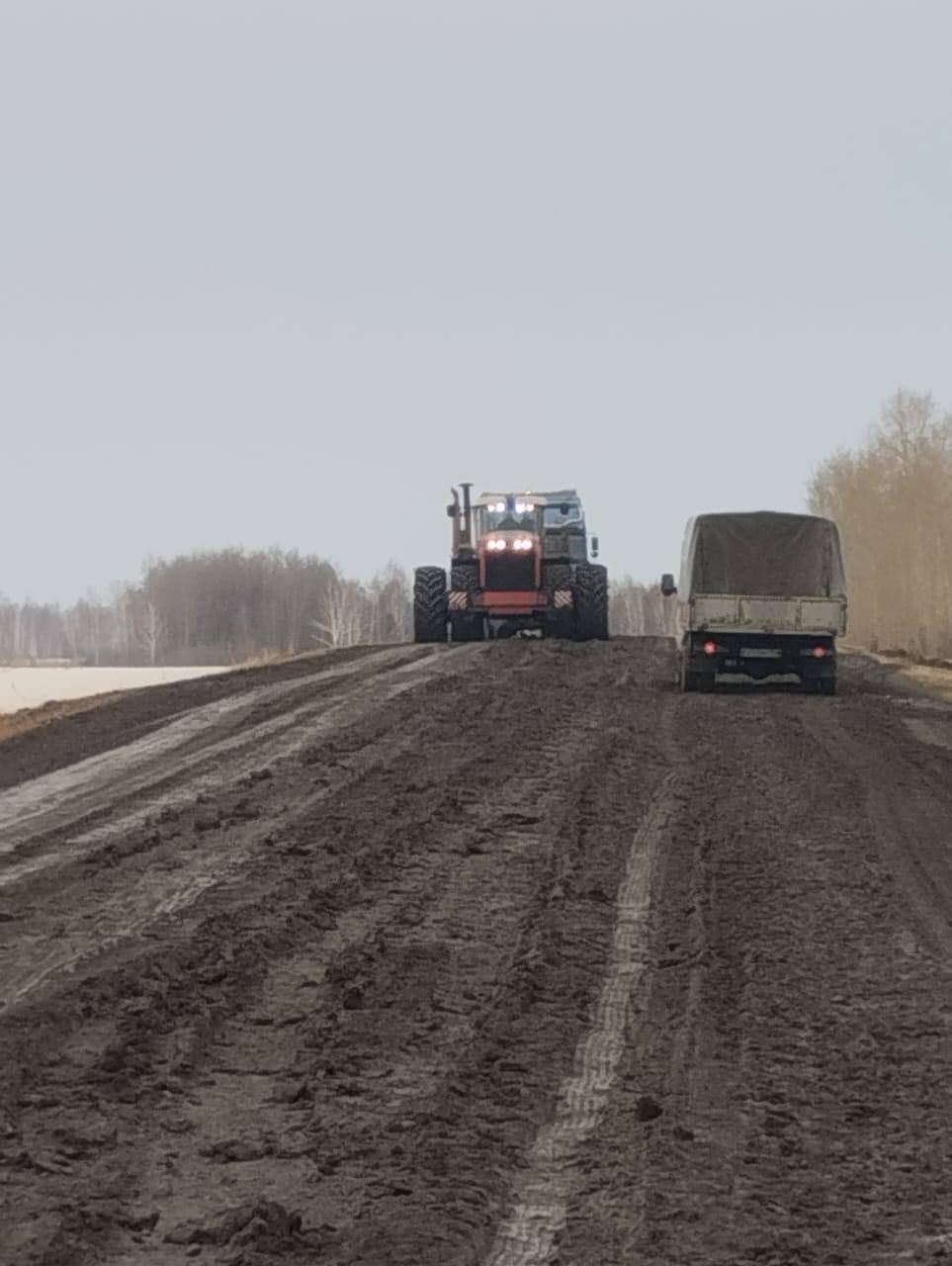 В Новосибирской области образовалась критическая ситуация на дорогах из-за резкого потепления.  Снег тает, и вода разрушает дорожное покрытие, в то время как большегрузы образуют колеи, затрудняющие движение легковых автомобилей и общественного транспорта.  Наибольшее число жалоб поступает из Искитимского, Маслянинского и Коченевского районов.   В ТУАД призывают руководителей предприятий использовать транспорт малой и средней грузоподъёмности и беречь дороги до весеннего ограничения движения.