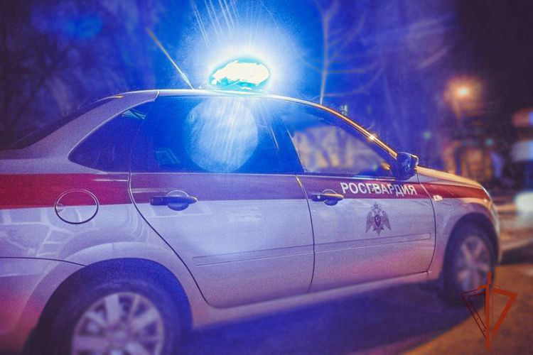 Росгвардейцы задержали участника потасовки в питейном заведении Вечером в баре на улице Обнорского между двумя незнакомцами произошел словесный конфликт якобы на почве оскорбительных высказываний В результате ссоры мужчина нанес несколько ударов кулаками в область лица своему 40 летнему оппоненту после чего персонал заведения нажал кнопку экстренного вызова Прибывшие на место росгвардейцы задержали посетителя который мог устроить драку и передали его сотрудникам органов внутренних дел