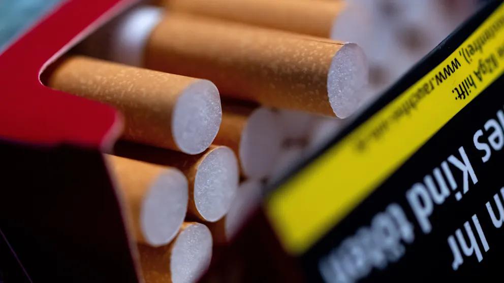 Даже две сигареты в день увеличивают риск смерти на 60 исследование Новая работа международной группы ученых опубликованная в журнале PLOS Medicine показала что даже курение небольшого количества сигарет существенно повышает риск преждевременной смерти По данным анализа люди которые выкуривают всего от двух до пяти сигарет в день имеют примерно на 60 более высокий риск умереть чем те кто никогда не курил Исследование объединило данные более чем двух десятков долгосрочных наблюдений в США и Бразилии всего 323 826 взрослых за которыми следили около 20 лет За это время было зарегистрировано более 125 000 случаев смерти и 54 000 сердечно сосудистых заболеваний Ученые отмечают что даже минимальные курильщики имеют повышенный риск включая 57 процентный рост смертности от сердечно сосудистых заболеваний Опасность существует даже при одной сигарете в день у таких людей вероятность большинства заболеваний все равно выше чем у некурящих Исключение инсульты и отдельные формы аритмий где связи выявить не удалось Исследователи подчеркивают что только полный отказ от табака действительно снижает риски В первые десять лет после прекращения курения риск падает особенно заметно отмечают авторы Через 20 лет риск смерти у бывших курильщиков становится на 80 ниже чем у тех кто не бросил BILD Russian