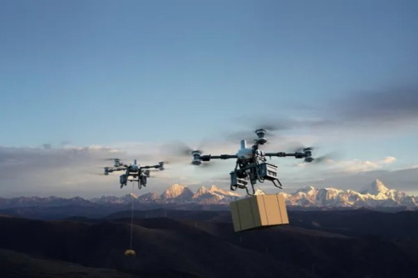 DJI выпустила грузовой дрон FlyCart 100 с грузоподъемностью до 80 кг и передовыми системами безопасности  Компания DJI выпустила на китайский рынок новый флагманский грузовой дрон FlyCart 100  FC100  большой грузоподъемности. Он создан для промышленной и критически важной логистики. FC100 предназначен для транспортировки полезных грузов весом до 80 килограммов и работы в условиях высокогорья и повышенного риска, выходящих далеко за рамки традиционного применения потребительских дронов. Об этом пишет 3DNews.  Дрон обладает максимально допустимой взлетной массой 149,9 кг и может преодолевать до 6 км на одной батарее при полной нагрузке. В режиме с двумя аккумуляторами он способен поднимать до 65 кг полезной нагрузки и преодолевать до 12 км. Без груза дальность полета составляет до 26 км.  aviaru.net/n285201