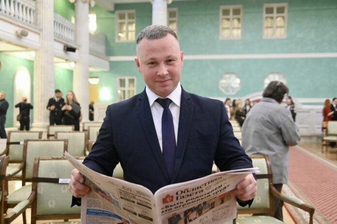 Глава Свердловской области Денис Паслер подписал указ о назначении директором департамента молодежной политики региона Дениса Протасова. Он приступит к исполнению обязанностей с 11 июня Денис Протасов окончил Уральский государственный экономический университет. Он прошел путь от специалиста организационного управления правительства Свердловской области до руководителя отдела по взаимодействию с общественными организациями в департаменте внутренней политики региона. Более двух лет Денис Протасов был заместителем министра образования и молодежной политики Свердловской области. После реорганизации регионального министерства образования Денис Протасов с 28 февраля 2025 года работал в статусе исполняющего обязанности директора департамента молодежной политики Свердловской области. Полина Зиновьева, «Областная газета» Подписаться на «ОГ» Прислать новость Поддержать канал