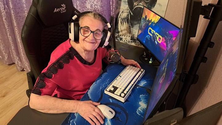76-летняя стримерша Бабушка Ольга продала почти все свои скины в CS2, чтобы помочь семье закрыть кредит. У неё 213 тысяч подписчиков на Twitch и 40 тысяч — на YouTube. В своем Telegram-канале она рассказала, что после одного из стримов к ней домой пришли коллекторы — оказалось, что родственник оформили займ. Сама Ольга утверждает, что никогда не брала кредитов, но решила помочь близким.