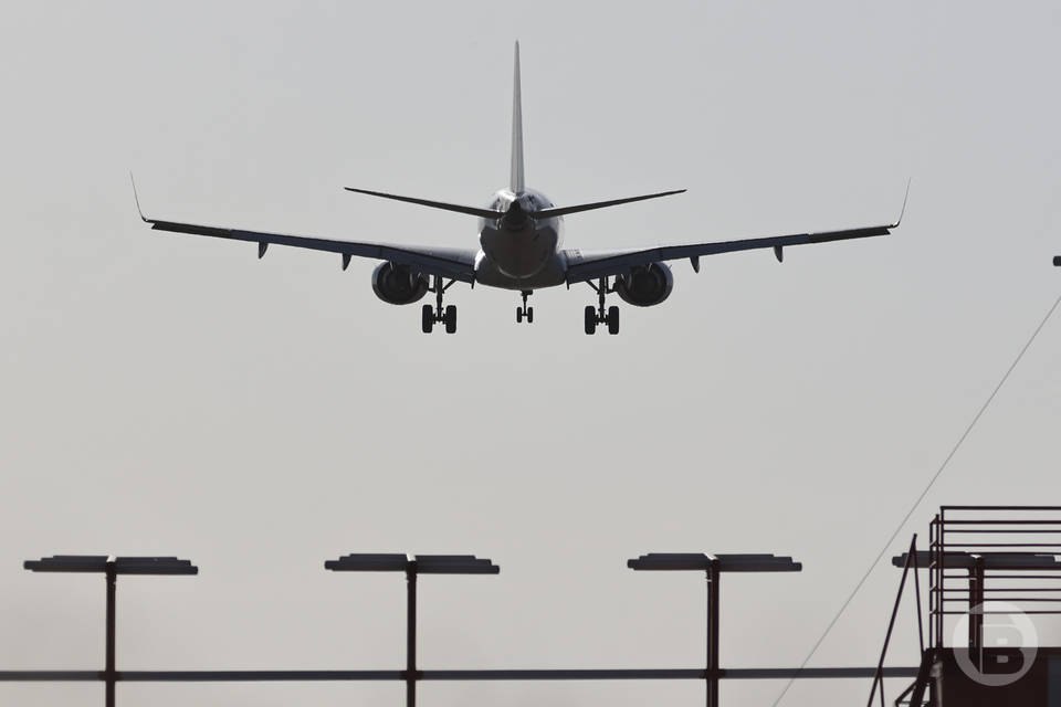 С дебошира задержавшего рейс Волгоград Москва взыскали больше 100 тысяч Случай произошел еще 10 октября 2023 года Пассажир Ярулла Ш после начала движения устроил на борту самолета дебош Из за инцидента воздушное судно развернули обратно в аэропорт Волгограда Из за неприятного инцидента авиакомпания потеряла 109 тысяч рублей Убытки и судебные издержки возместит дебошир