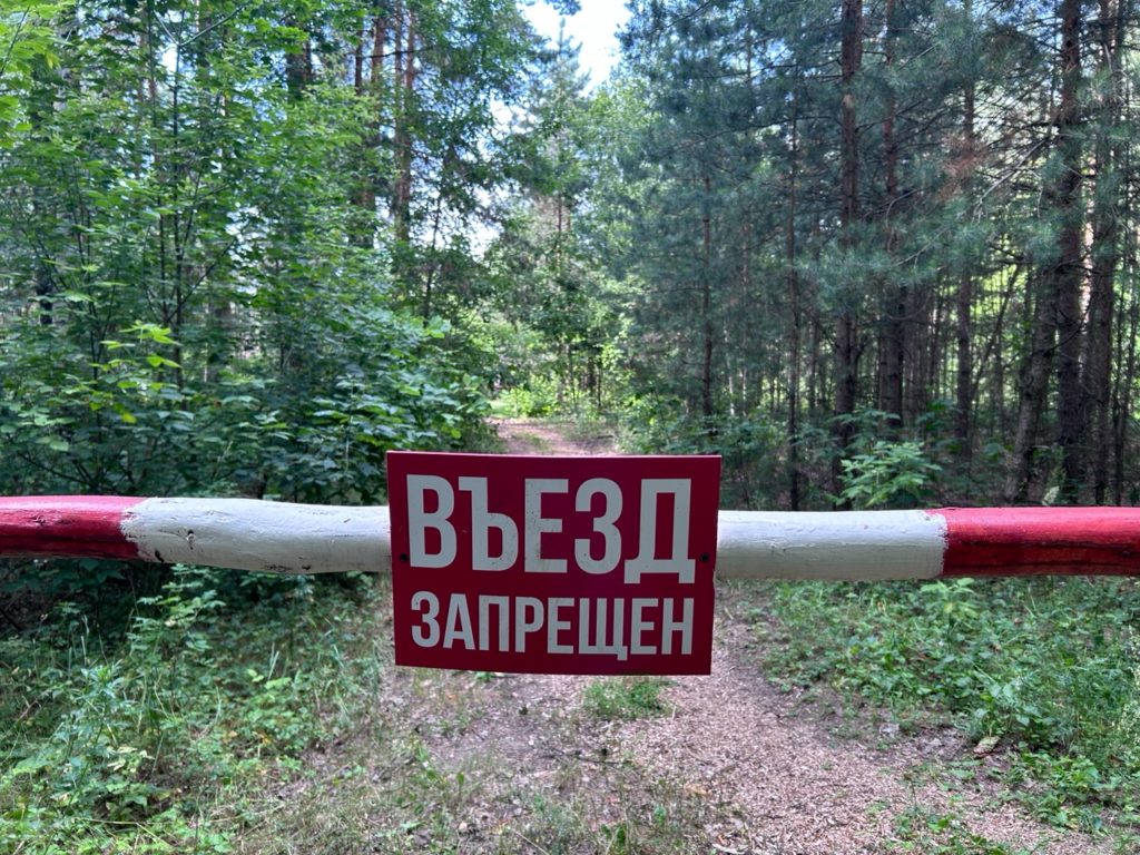 Ограничения на въезд и пожароопасные работы введены во всех лесничествах Рязанской области Как сообщает региональное минприроды, по поручению губернатора Павла Малкова и в связи с установлением жаркой сухой погоды в лесах Рязанской области вводятся ограничения на посещение и въезд транспорта. Эти меры направлены на защиту лесов от пожаров. С 9 по 29 июля 2025 года вводятся ограничения на посещение лесов и въезд в них транспортных средств. Также запрещается проведение всех видов пожароопасных работ. Ограничения распространяются на все 19 лесничеств: Бельковское, Ерахтурское, Ермишинское, Касимовское, Клепиковское, Кораблинское, Криушинское, Можарское, Нижне-Окское, Первомайское, Ряжское, Рязанское, Сасовское, Солотчинское, Спасское, Тумское, Шацкое, Шелуховское и Шиловское. Наряду с этим в муниципальных образованиях региона вводится особый противопожарный режим. Он устанавливает дополнительные требования пожарной безопасности. Все силы и средства для тушения лесных пожаров находятся в режиме по...