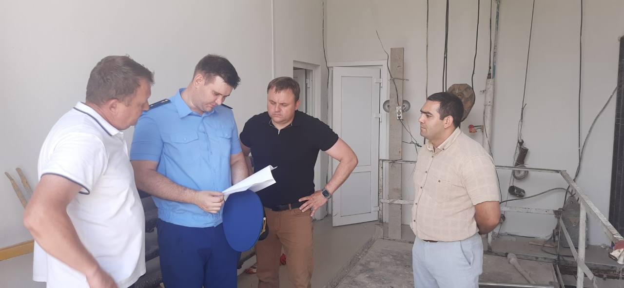 Прокуратурой Курганинского района проведена проверка выполнения работ по капитальному ремонту головной канализационной станции   Работниками прокуратуры района проведена проверка выполнения работ по капитальному ремонту головной канализационной насосной станции  ГКНС  в городе Курганинске.  В ходе проверки с участием главы Курганинского городского поселения, представителя подрядчика и строительного контроля заслушаны доклады ответственных лиц о ходе выполнения работ на объекте, их соответствие графику и проектно-сметной документации, соблюдение сроков и качества работ, вынесены на обсуждение проблемные вопросы, выработаны пути их решения.  Выполнение работ по муниципальному контракту находится на постоянном контроле прокуратуры района.