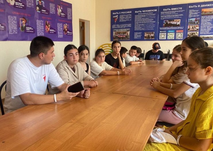 В Теучежском районе Адыгеи полицейские и волонтеры «Движения первых» провели для школьников «Зарядку со стражем порядка». Всероссийскую акцию МВД России «Зарядка со стражем правопорядка» сотрудники полиции Адыгеи поддерживают не первый год. Одно из мероприятий состоялось накануне на стадионе аула Понежукай Теучежского района. В числе организаторов данного спортивного праздника выступили сотрудники подразделения по делам несовершеннолетних межмуниципального отдела МВД России «Адыгейский» майор полиции Юрий Баток и капитан полиции Эльмира Тугуз. Стражи правопорядка поздравили ребят с предстоящим Днем физкультурника и пожелали всегда оставаться бодрыми телом и духом и быть на короткой ноге со спортом. Под музыкальное сопровождение, совместно с волонтерами организации «Движение первых», стражи правопорядка отработали с ребятами комплекс упражнений, направленный на укрепление организма и повышения его тонуса. После спортивной части сотрудники полиции провели с детьми профилактическую беседу. На этот раз правоохранители сделали основной упор на предотвращении мошенничеств. Ребятам рассказали о том, как не попасться на уловки злоумышленников, какие схемы чаще всего используют телефонные и сетевые аферисты и как правильно действовать в подозрительных ситуациях. По мнению сотрудников полиции, такие встречи — это отличная возможность не только укрепить здоровье, но и получить важные знания, которые могут пригодиться в жизни. Пресс-служба МВД по Республике Адыгея МВД по РА Подписаться Смотрите нас на Rutub