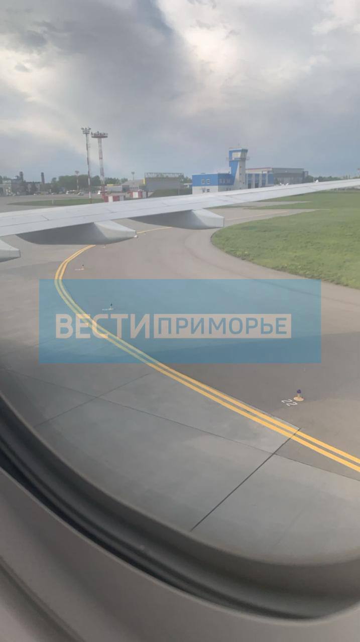 Airbus 330, летевший из Владивостока в Москву, вынужденно сел в аэропорту Хабаровска из-за вибрации двигателя. На борту находились 345 пассажиров и 12 членов экипажа.