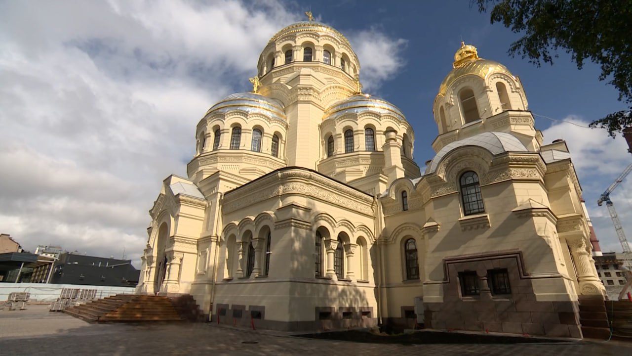 Храм иконы «Милующая» на Васильевском острове станет духовным центром защитников Отечества, сообщил губернатор Петербурга Александр Беглов. Сейчас здание находится на реставрации. В порядок привели фасады, кровлю, выполнили золочение куполов. Специалисты занимаются восстановлением исторической территории и ограды.. Храм в Галерной гавани построили 120 лет назад в память о погибших матросах и офицерах российского флота. В советские годы в здании работал учебный центр для подводников.