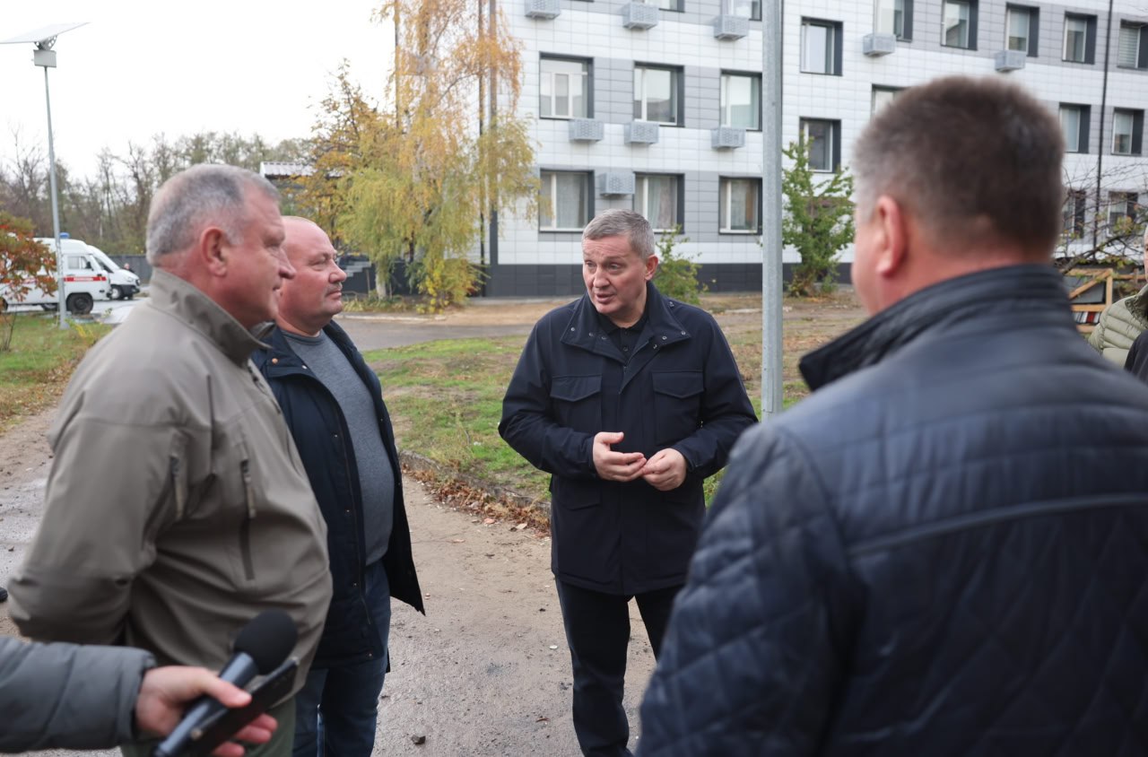 Бочаров уехал в ЛНР в рамках рабочей поездки в Станично Луганский округ Губернатор Волгоградской области оценит восстановление соцобъектов в том числе центральной районной больницы где создают современный центр диагностики и лечения Наш канал в MAX Подписаться